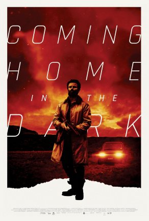 Возвращаясь домой в темноте (2021) Постер