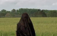 Женщина во дворе (2025) Кадр 4